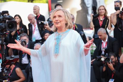 Hillary Clinton, en la alfombra roja previa a la ceremonia de apertura del Festival de Venecia. La ex secretaria de Estado de Estados Unidos se encuentra en Venecia para asistir a una gala benéfica organizada por la diseñadora
Diane von Furstenberg.
