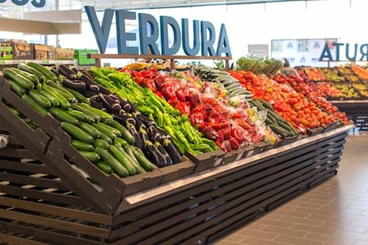 Secci&oacute;n de frutas y verduras de un supermercado. 