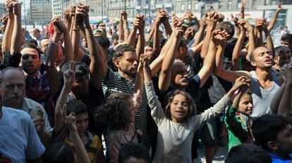 Refugiats protesten aquest diumenge a Budapest, davant de l'estació de Keleti, contra la política migratòria hongaresa.