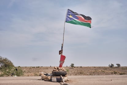 Sudán del Sur se independizó de Sudán en 2011 tras décadas de conflicto, que incluyeron dos guerras civiles prolongadas. Un conjunto de troncos de madera y neumáticos con una bandera surdanesa en mitad de la carretera que unía la ciudad de Renk, en Sudán del Sur, con Jartum, capital de Sudán, sirve de demarcación fronteriza. En la imagen, un perro descansa en el límite de la frontera, el pasado 12 de febrero.