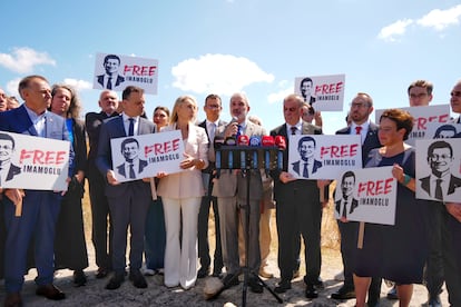 El alcalde de Barcelona, en el centro, rodeado de otros ediles de ciudades de la red Eurocities, ante la prisión donde está encarcelado su homólogo de Estambul. AYUNTAMIENTO DE BARCELONA / LAURA GUERRERO