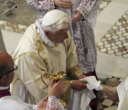 El Santo Pontífice, durante el ritual del lavatorio de Jueves Santo