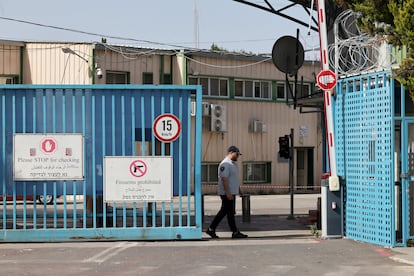 Puerta de entrada a las oficinas de la UNRWA en Jerusalén Este que la ONU ha clausurado