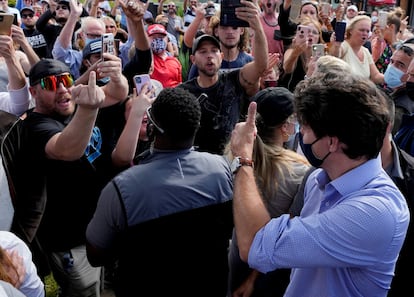 Un grupo de manifestantes increpa al primer ministro Trudeau este lunes en Brantford, Ontario.