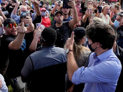 Un grupo de manifestantes increpa al primer ministro Trudeau este lunes en Brantford, Ontario.