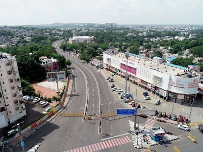 Vista aérea de una calle sin tráfico en la ciudad india de Bhopal. Los casos globales de covid-19 superaron la barrera de los 14 millones, mientras que los fallecidos en la pandemia se elevan a 597.105, de acuerdo con los datos de la Organización Mundial de la Salud (OMS).