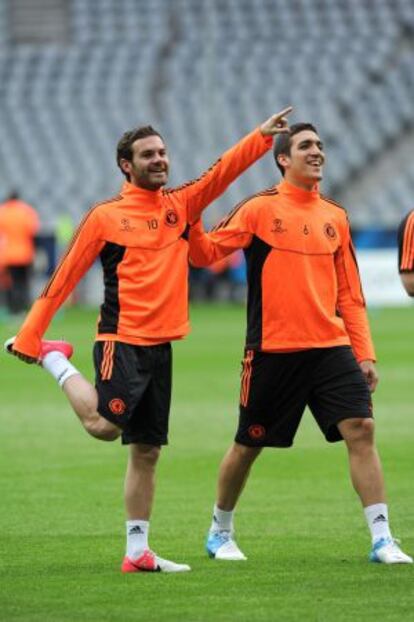 Mata y Oriol Romeu, en el Allianz Arena, sede de la final de la Liga de Campeones.