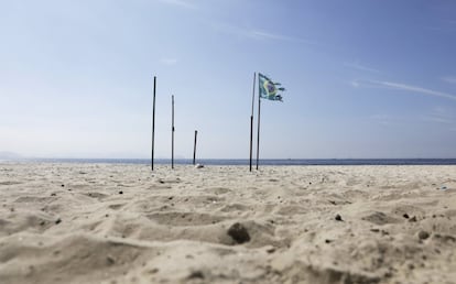 Bandeira brasileira na praia de Copacabana, fechada por causa da crise sanitária.