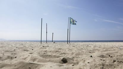 Bandeira brasileira na praia de Copacabana, fechada por causa da crise sanitária.