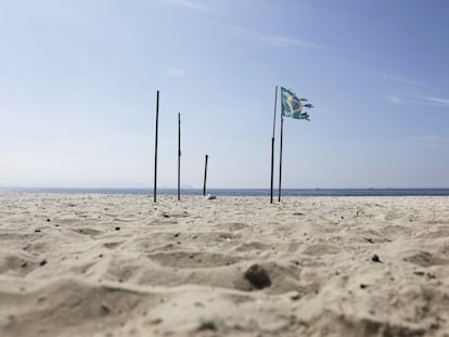 Bandeira brasileira na praia de Copacabana, fechada por causa da crise sanitária.