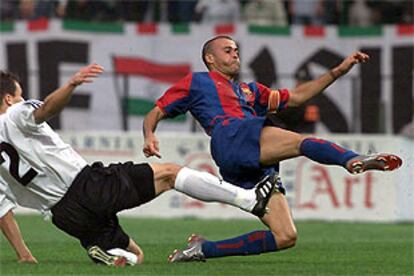 Luis Enrique disputa un balón a un jugador polaco, durante el partjdo de ayer.