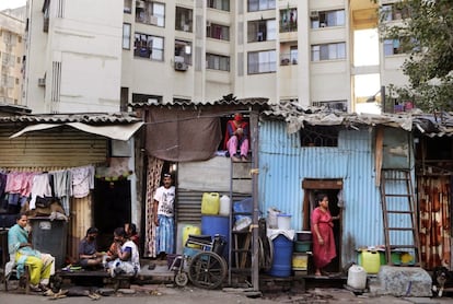 El aumento del número de habitantes de barrios marginales es el resultado de la urbanización descontrolada debido a que el crecimiento de la población en las ciudades es más rápido que la construcción de nuevas viviendas asequibles. Los problemas derivados de esta expansión sin control se van a hacer más que patentes durante la pandemia. Organizaciones como Unicef se esfuerzan por lanzar a la población el mensaje de que lavarse las manos con agua y jabón es fundamental en la lucha contra el coronavirus, pero millones de personas no lo tienen fácil. Según los datos más recientes, solo tres de cada cinco personas en el mundo cuentan con instalaciones básicas para lavarse las manos en su hogar.