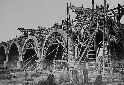 Construcción del puente de los Franceses. 1860. Colección de Martín Carrasco.