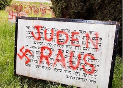 Pintada en alemán que dice "fuera judíos" sobre un cartel del cementerio judío de Herrlisheim, en el este de Francia, el pasado mayo.