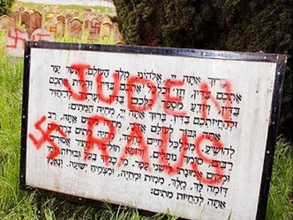 Pintada en alemán que dice "fuera judíos" sobre un cartel del cementerio judío de Herrlisheim, en el este de Francia, el pasado mayo.