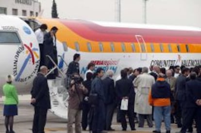 Un grupo de pasajeros desciende de un avión de Air Nostrum.