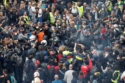 A polícia francesa detém manifestantes durante a tradicional marcha sindical do primeiro de maio, organizada pelos sindicatos franceses e pelos "coletes amarelos" em Paris.