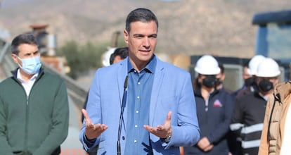 El presidente del Gobierno, Pedro Sánchez, este lunes en Campo de Níjar (Almería)