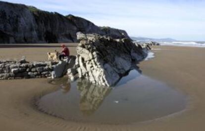 Los expertos recomiendan visitar el 'flysch' con marea baja y alta para apreciar la rasa mareal.