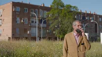 El barrio de Las Palmeras, a las afueras de Córdoba, es uno de los tres barrios más pobres de España. La renta media es de 6.810 euros. La pandemia ha agravado la situación. Así lo resume Antonio Fernández, vicepresidente de la asociación de vecinos: "Cuando a nosotros ha llegado la pandemia, el atraso ya lo teníamos multiplicado por 20. Ahora lo tenemos multiplicado por 100. Nosotros tenemos aquí ahora mismo más del 70% de familias que viven de las prestaciones sociales, de los bancos de alimentos...". En la imagen, Fernández delante de un bloque de pisos del barrio.