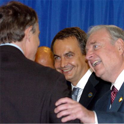 Zapatero y el primer ministro de Canadá, Paul Martin, saludan a Blair (de espaldas).