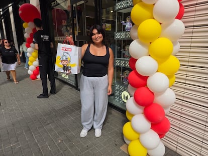 Andrea Campillo sale de la tienda tras discutir la compra de un Molly