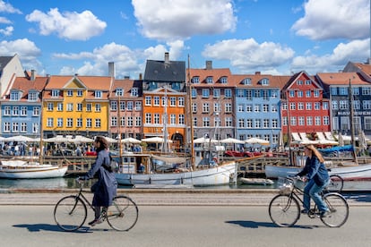 Casas multicolores en el canal de Nyhavn en la capital danesa.