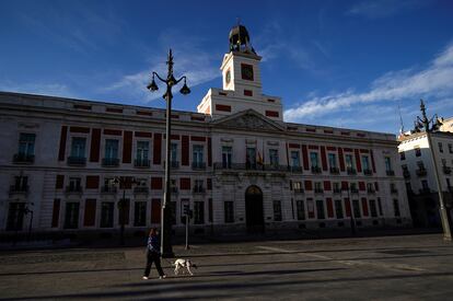 Una mujer pasea a su perro en la Puerta del Sol el 5 de abril