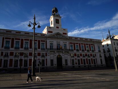 Una mujer pasea a su perro en la Puerta del Sol el 5 de abril