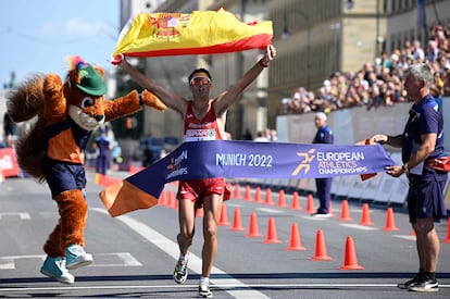 Miguel Ángel López cruza la línea de meta como campeón de la prueba.