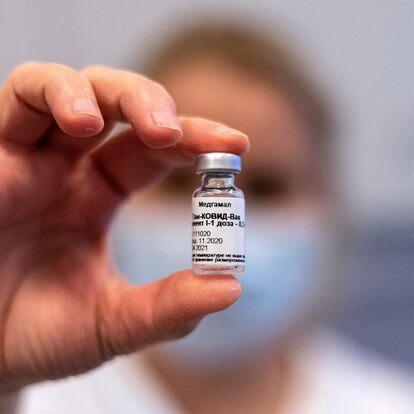 Un militar húngaro muestra este viernes un vial de la vacuna rusa Sputnik V en el centro médico de las Fuerzas armadas en Budapest.
