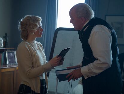 Venetia Scott (interpretada por Kate Phillips) y Winston Churchill (un magistral John Lithgow) en The Crown