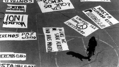 1992: pancartas de repulsa contra el atentado de ETA contra un convoy de la Policía Nacional que se dirigía al estadio Vicente Calderón.