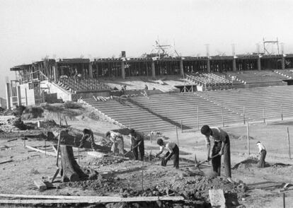 Reanudacin de las obras del nuevo estadio del Real Madrid Club de Futbol en Chamartn en 1946. 