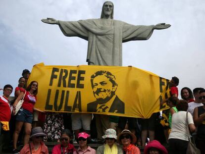 Simpatizantes de Lula no Cristo Redentor do Rio.