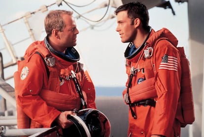 Bruce Willis (a la izquierda) y Ben Affleck, en una imagen del filme 'Armageddon', dirigido por Michael Bay.