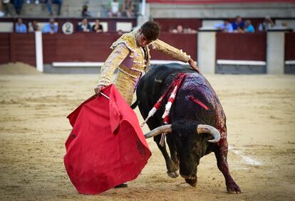 Ángel Sánchez, durante la faena de muleta a su primer toro.