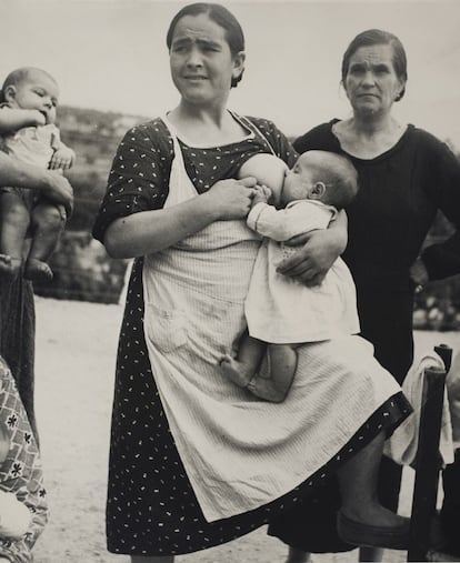 Mujer dando el pecho a su hijo en Vélez Rubio (Almería) en 1937.