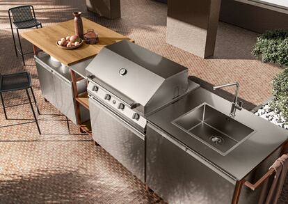 La cocina Formalia Outdoor, un proyecto de Scavolini, destaca por su diseño modular que permite combinar hasta 19 tipologías distintas. La de la imagen cuenta con acabado en acero y superficies de madera resistentes a la intemperie.