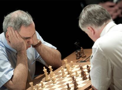 Kaspárov, concentrado durante una de las partidas de ayer con Kárpov.