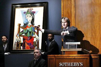 El subastador Tobias Neyer acepta una de las ofertas por <i>Dora Maar con gato</i> de Pablo Picasso, durante la subasta de este miércoles en Sotheby&#39;s.