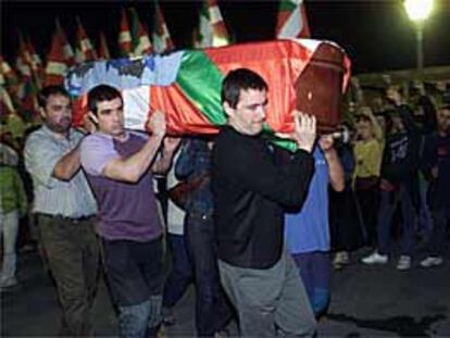 Arnaldo Otegi porta el féretro con los restos mortales de Olaia Castresana, en las puertas del tanatorio de Renteria.