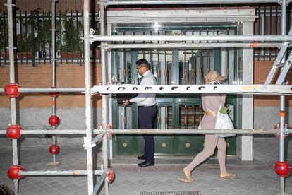 Pineda, dejando publicidad en un portal de la calle Alejandro Sánchez.
