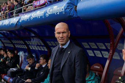 El entrenador del Real Madrid, Zinedine Zidane, minutos antes del comienzo del partido de Liga contra el Eibar.