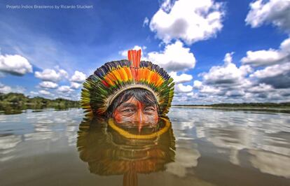 Índio Kaiapó no rio Xingu.