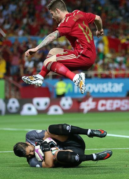 Albero Moreno salta sobre el guardameta boliviano.