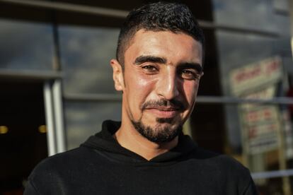 Ayman tiene 23 años. Nació en Tell Kalaj, en la frontera siria con el norte de Líbano. Desempleado y sin posibilidad de estudiar, optó por unirse al Ejército de Bachar el Asad. "Al poco tiempo me di cuenta de que no era mi lugar. Vi cosas que no me gustaron, abusos, palizas. Pero, una vez dentro, ya no puedes salir", explica. Así que desertó. Diez días después, embarcó en un ferri en Líbano en dirección a Turquía. Allí conoció a la familia Bolhos, junto a quienes prosiguió su viaje hacia Europa.