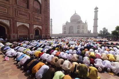 Una multitud de musulmanes rezan durante el Eid al-Fitr, que marca el final del mes sagrado del Ramadán, en una mezquita frente al Taj Mahal en Agra (India), el 5 de junio de 2019.