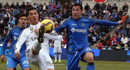 Cristiano Ronaldo intenta controlar el balón ante Roberto Lago, del Getafe, el pasado domingo.