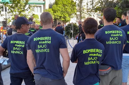 Un grupo de bomberos alerta de escasez de personal en el cuerpo, este miércoles en Madrid